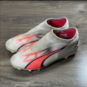 Puma Ultra Boys slip on White and Pink Soccer Cleats size 5y